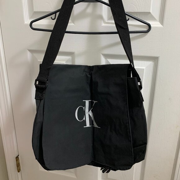Calvin Klein Men's Black Graphic Label Messenger Bag.